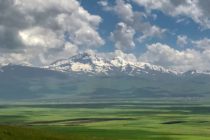 Հայաստան. Արշավորդը գագաթ առ գագաթ ուսումնասիրում է իր հոր հայրենիքը